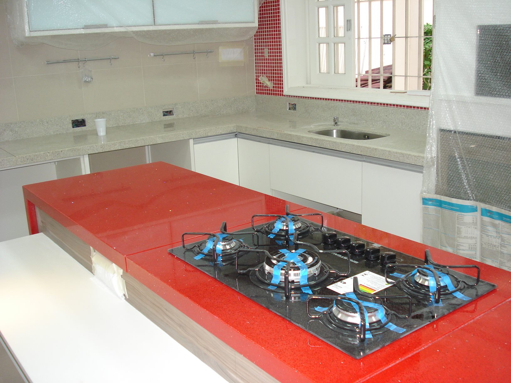 pia bancada e requadração de cooktop quartzo vermelho